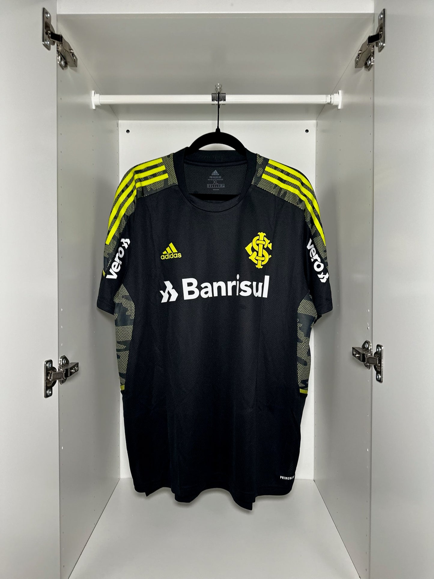 Internacional - adidas - 2021/2022 - TRAINING Kit